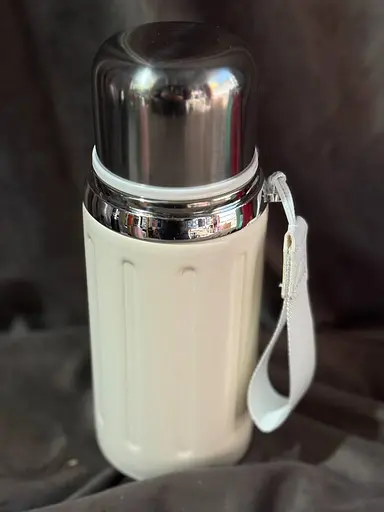 Термос із кнопковим дозатором та чашкою Stenson MT-5349 пластиковий з ручкою 600мл Білий - фото 2