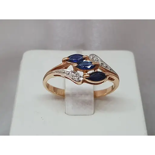 Золотое кольцо с бриллиантами и сапфиром. RS70016K 18,5 - фото 2