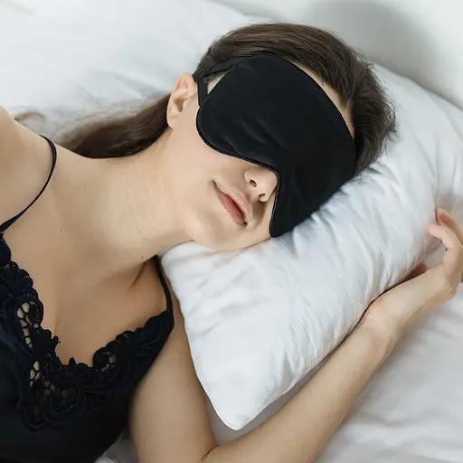 Маска для сну з мерсеризованої бавовни «Чумацький Шлях» з нековзкою резинкою та охолоджуючим гелевим вкладишем в Подарунковій упаковці Чорний (1143-02) - фото 7