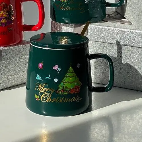 Кружка новогодняя Olens 8030-292-1 Рождественская с крышкой и ложкой керамическая 400 мл Зеленая - фото 2