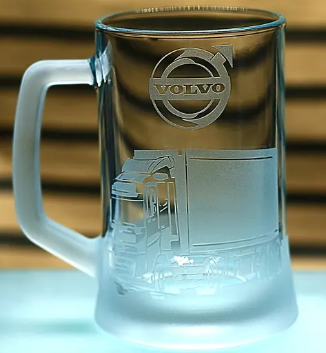 Пивний келих 660 мл Volvo Truck Вольво подарунок для далекобійника  кухоль з гравіюванням вантажівки - фото 1