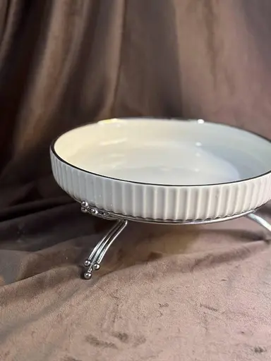 Керамическое блюдо 1572G с рельефом на серебристой подставке 25 см - фото 5