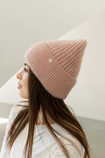 Женская зимняя шапка Бини Ангора с ангорой 80% орнаментом и флисовой подкладкой Пудровий - фото 2