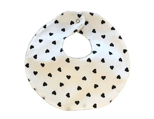 Непромокаемый слюнявчик Moontime "Черные сердечки" - фото 1