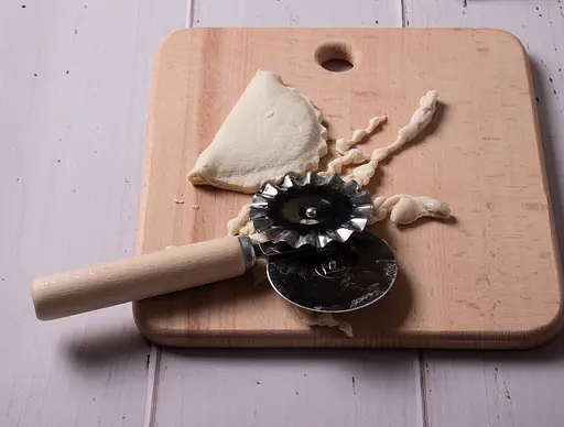 Багатофункціональний з'єднувальний ніж 2 в 1 для піци та тіста з роликом та дерев'яною ручкою 15.5 см, Kitchette 85667 - фото 8