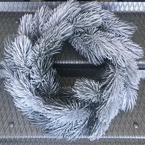 Вінок хвойний Hvoya Сосна литий засніжений 60 см - фото 3