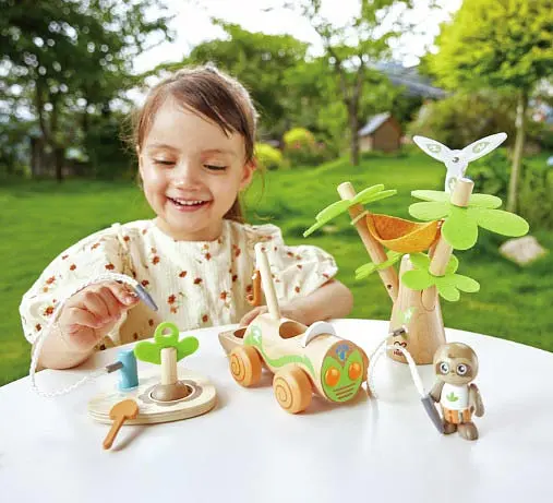 Деревянный развивающий игровой набор Hape Электрокар для посадки деревьев E3417 - фото 6