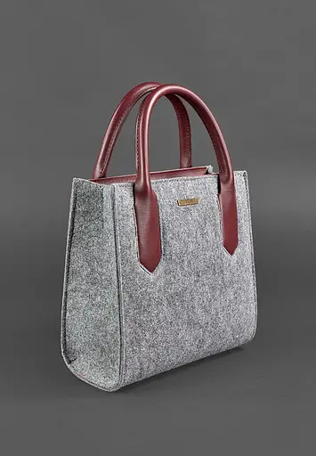 Женская фетровая сумка-кроссбоди Blackwood с кожаными бордовыми вставками. - фото 8