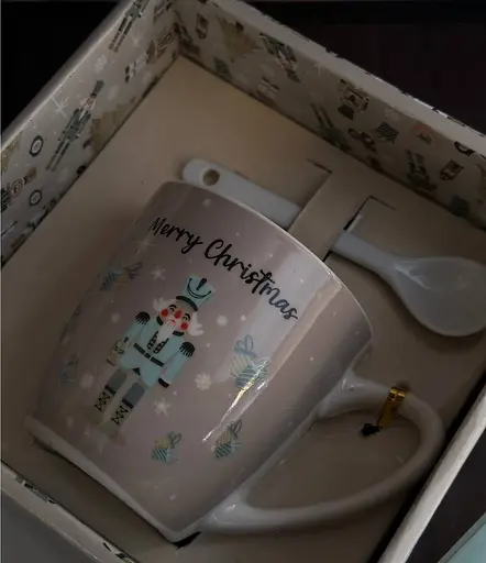 Новогодняя чашка Elisey 9150-002-1 Merry Christmas керамическая с ложкой 175 мл Бежевая - фото 3