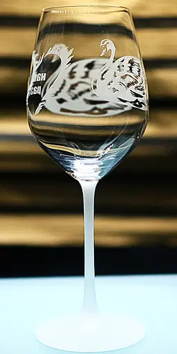 Винний келих 480 мл з гравіюванням Лебеді весільні фужери подарунок на річницю для коханих - фото 4