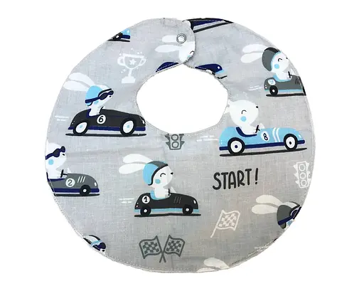 Непромокаемый слюнявчик Moontime "Зайчики на машинках" - фото 1