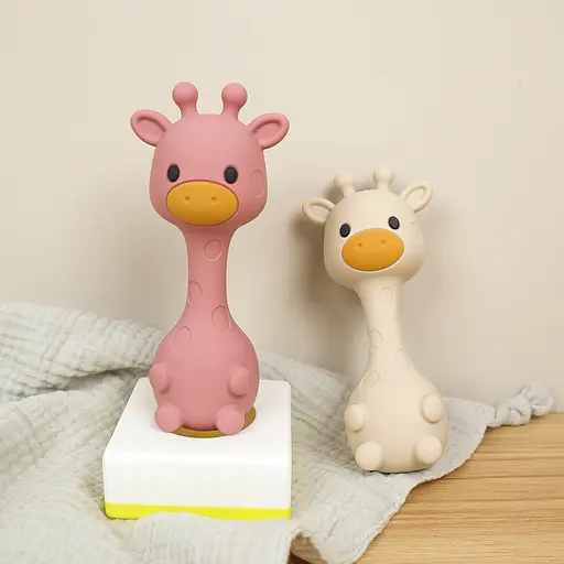 Набор детской силиконовой посуды Cheeks для прикорма на присосках из пищевого силикона темно розовый с грызунком прорезывателем-погремушкой Жираф - фото 8