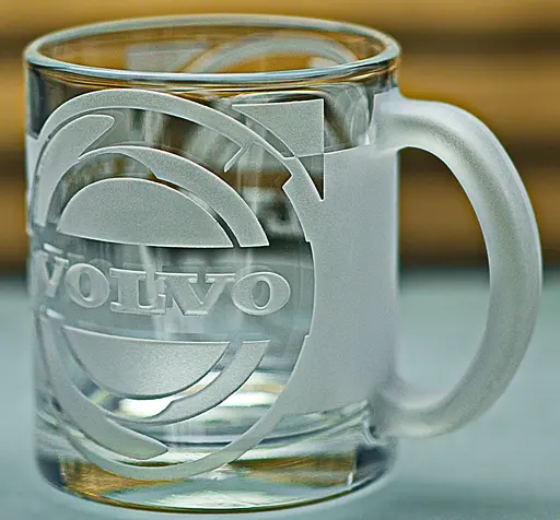 Скляна чашка Volvo 320мл з гравіюваннямж Подарунок автолюбителю кружка для чаю та кави з лого авто Вольво та легендарний слоган - фото 7