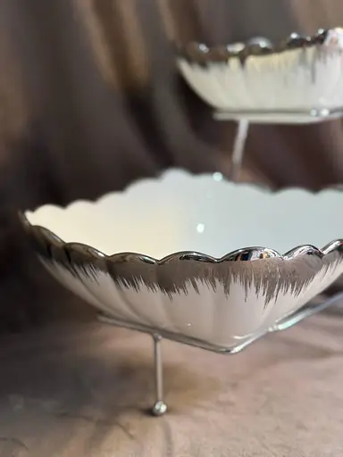 Двухъярусная фруктовница фарфорова на металлической подставке 15x20 см Белый - фото 2