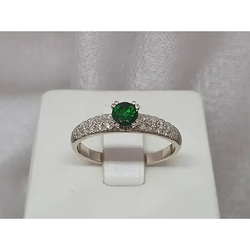 Золотое кольцо с бриллиантами и цаворитом. 121328 18,5 - фото 2