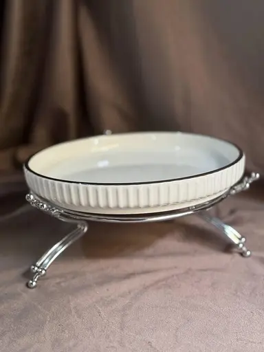 Керамическое блюдо 1570G с рельефом на серебристой подставке 20 см - фото 2