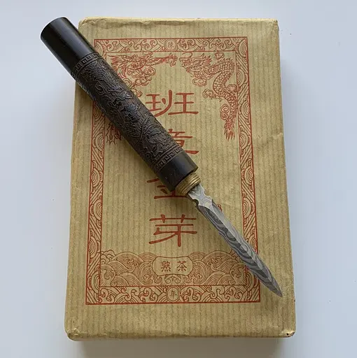 Шу пуэр Золотой бутон Бань Чжан Цзинь Я 2014 год кирпич 250 г