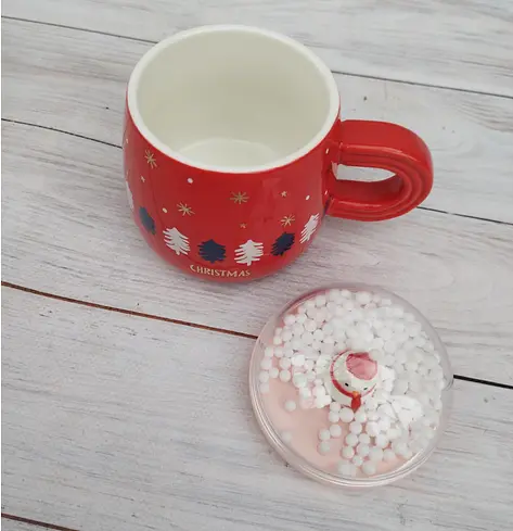 Чашка новогодняя Olens 8030-299-2 Снежный праздник с крышкой керамика 360 мл Красная - фото 2