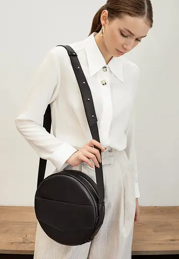 Шкіряна жіноча кругла сумка-рюкзак Maxi чорна - фото 8