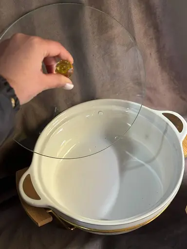 Мармит круглый 2 литра настольный с 2 подогревами для блюд керамический на металлической подставке с крышкой Белый с золотым - фото 3