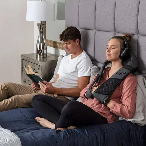 Массажер для шеи и плеч с прогревом, сумкой и адаптером в автомобиль Черный - фото 6