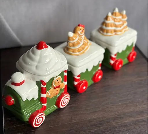 Набор новогодних банок 3 шт BonaDi 928-111 Паравозик для сыпучих продуктов керамика 450 мл 300 мл 300мл - фото 2