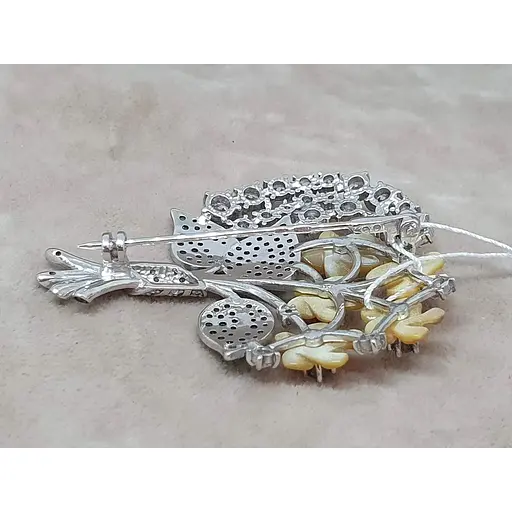 Срібна брошка Tango з перламутром, нанокристалами і фіанітами. 660144С - фото 3