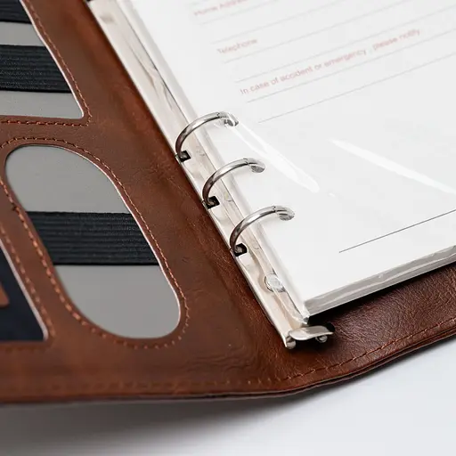 Шкіряний коричневий бізнес щоденник-органайзер з бездротовою зарядкою з вбудованим Powerbank і флешкою з ручкою в коробці із якісного картону - фото 6