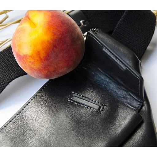 Чоловіча шкіряна сумка-слінг GRANDE PELLE 21х31х1.5 см sum0025494 - фото 2