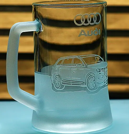 Пивний келих 660 мл з гравіюванням Ауді Q7 Audi подарунок для автолюбителя  кухоль для пива з логотипом авто - фото 2