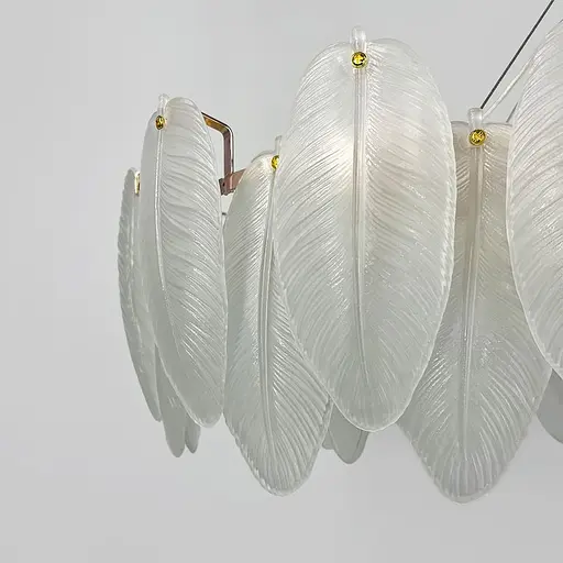 Підвісна овальна золота люстра із білими скляними пір'їнами у корпусі 80х40 см | Line F | Арт. MJ370-L800*350 - фото 3