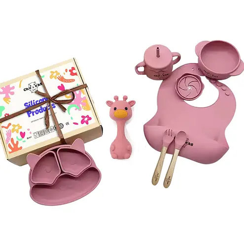 Набор детской силиконовой посуды Cheeks для прикорма на присосках из пищевого силикона темно розовый с грызунком прорезывателем-погремушкой Жираф