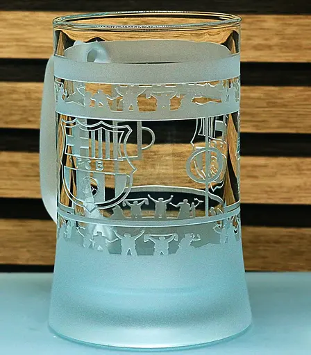 Пивний келих 660 мл Barcelona з гравіюванням подарунок для фаната ФК Барселона футбольний кухоль круговий - фото 3