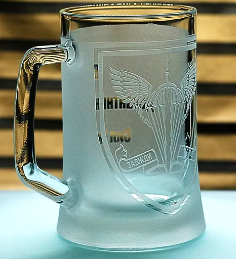 Подарунковий пивний келих з гравіюванням 660 мл лого шеврону Десантно-штурмові війська матовий - фото 2