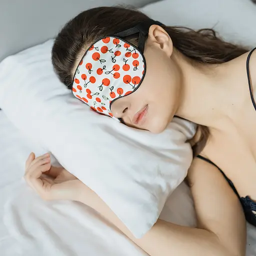 Маска для сна шелковая Чумацький Шлях с нескользящей резинкой в Подарочной упаковке Вишни (1139-02) - фото 5