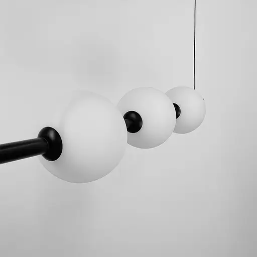 Удлиненная черная люстра с 3-мя акриловыми шариками | Ст. 910B/3 BK | Line F - фото 3