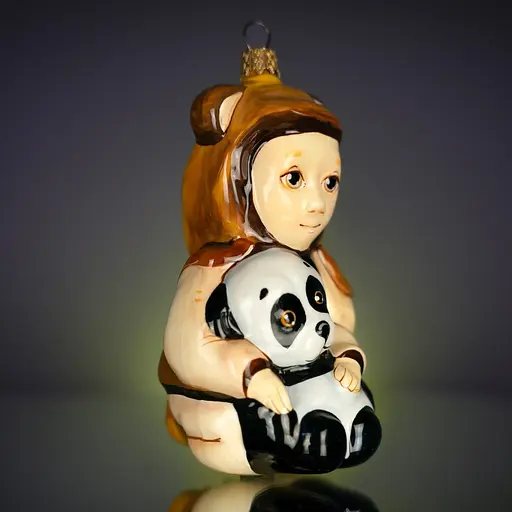 Елочное украшение Різдвяні історії Малыш с пандой стекло (4820001045253) - фото 3