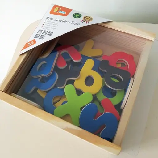 Набір дерев'яних магнітних літер Viga Toys 50324 Англійські літери 52 шт - фото 3