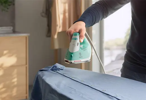 Electrolux Утюг, 2200Вт, 250мл, паровой удар 90гр, нерж. сталь, зелено-белый - фото 4