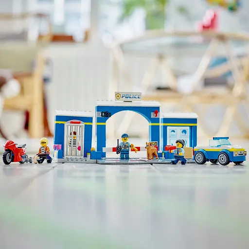 Конструктор LEGO City Преследование на полицейском участке, 172 детали (60370) - фото 6