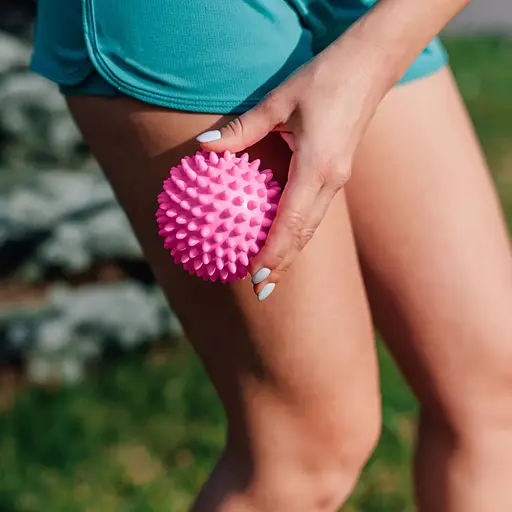 Набор массажных мячей Gymtek 70 мм 2 шт твердый/мягкий серо-розовый - фото 5