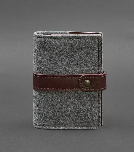 Фетровая обложка для паспорта 1.1 с кожаными бордовыми вставками - фото 1