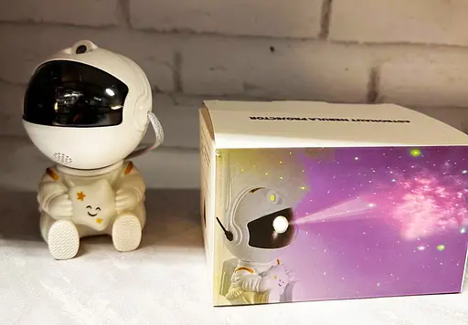 Ночник-проектор звездного неба Астронавт Astronaut, сидящий со звездой космонавт с пультом 8 режимов - фото 9