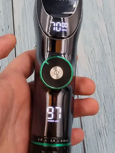 Профессиональная аккумуляторная машинка VGR V-256 (Зарядная база, LED-дисплей, Регулировка скорости) - фото 4