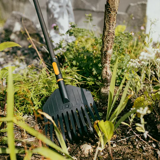 Граблі пластикові легкі для газонів Fiskars OneClick S 22 см (1082704) - фото 3