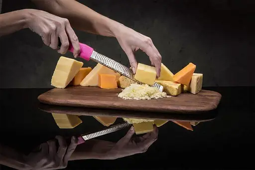 Тертка кухонна ручна дрібна для сиру шоколаду та цедри лимона з неіржавкої сталі 27.5 см Жовтогарячий Помаранчевий 88228 - фото 3