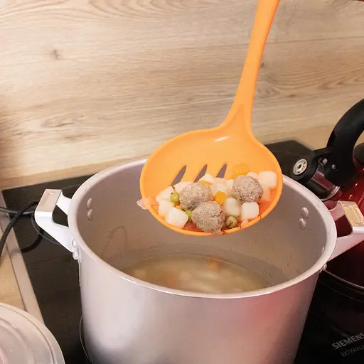 Шумівка кухарська пластикова перфорована з прорізами 34 см, Kitchen Master Помаранчевий 85685 - фото 3