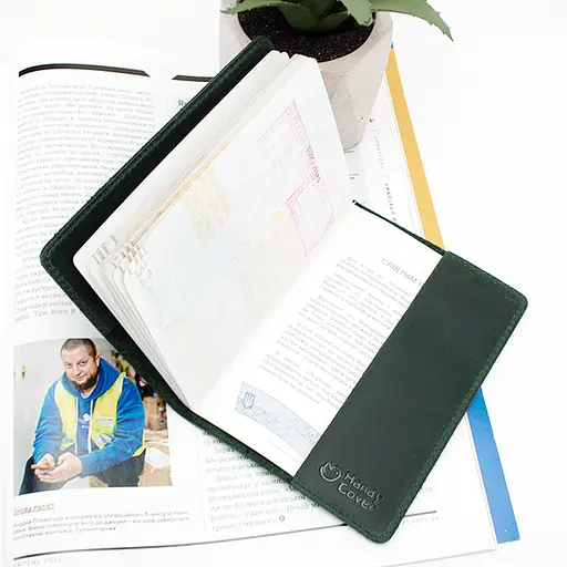 Обложка на паспорт кожаная "Герб" зеленая с тризубом - фото 4