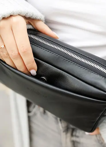 Женская кожаная сумка бананка Sambag Harvi черная 24×16×6 см (88213101) - фото 3