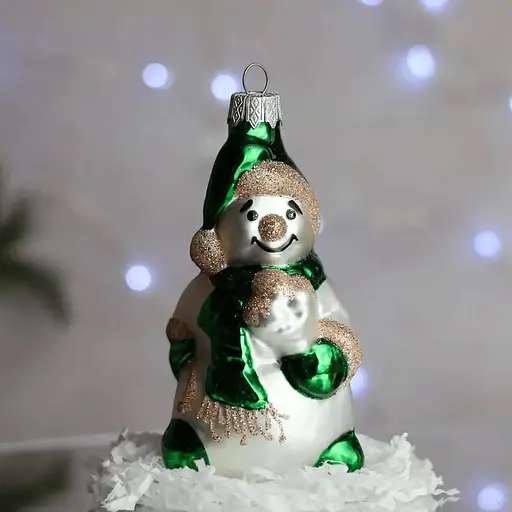 Ялинкова прикраса Санта Шоп Кольоровий сніговик зелений скло (4820001155501)